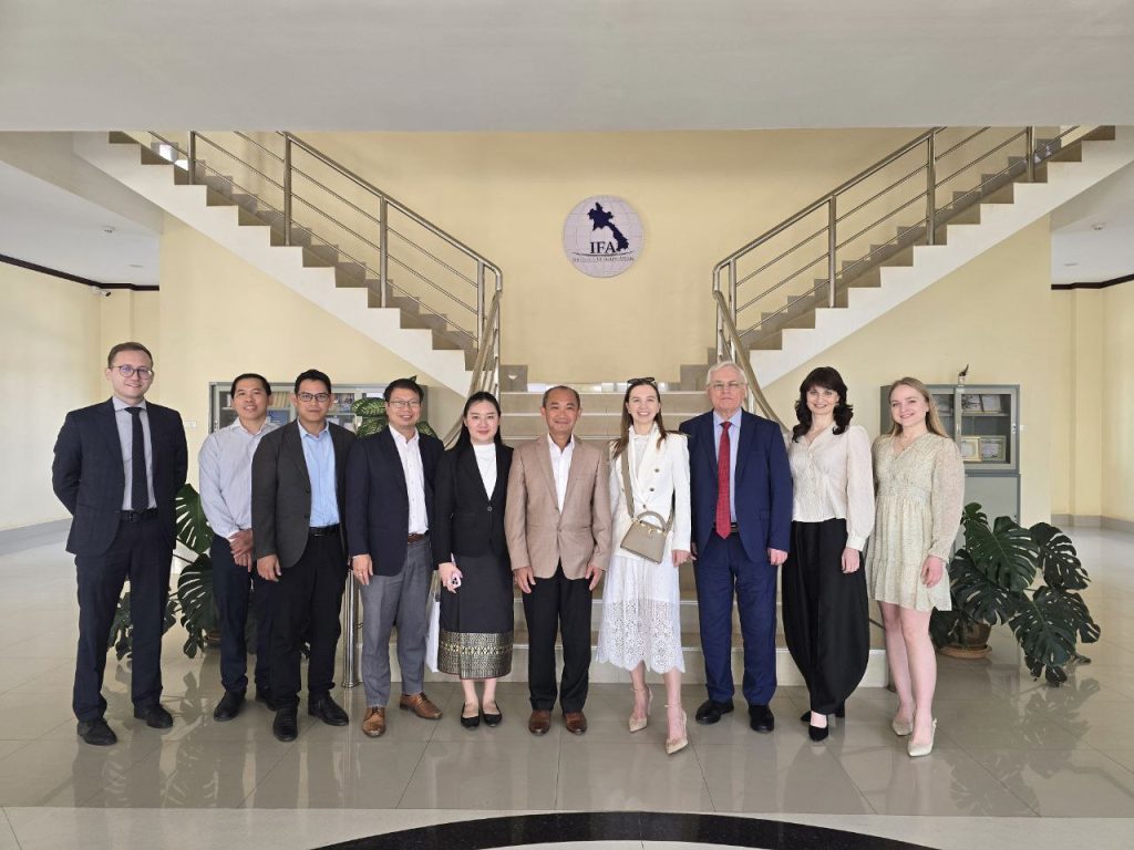 Презентационные мероприятия для школьников и студентов в Лаосе